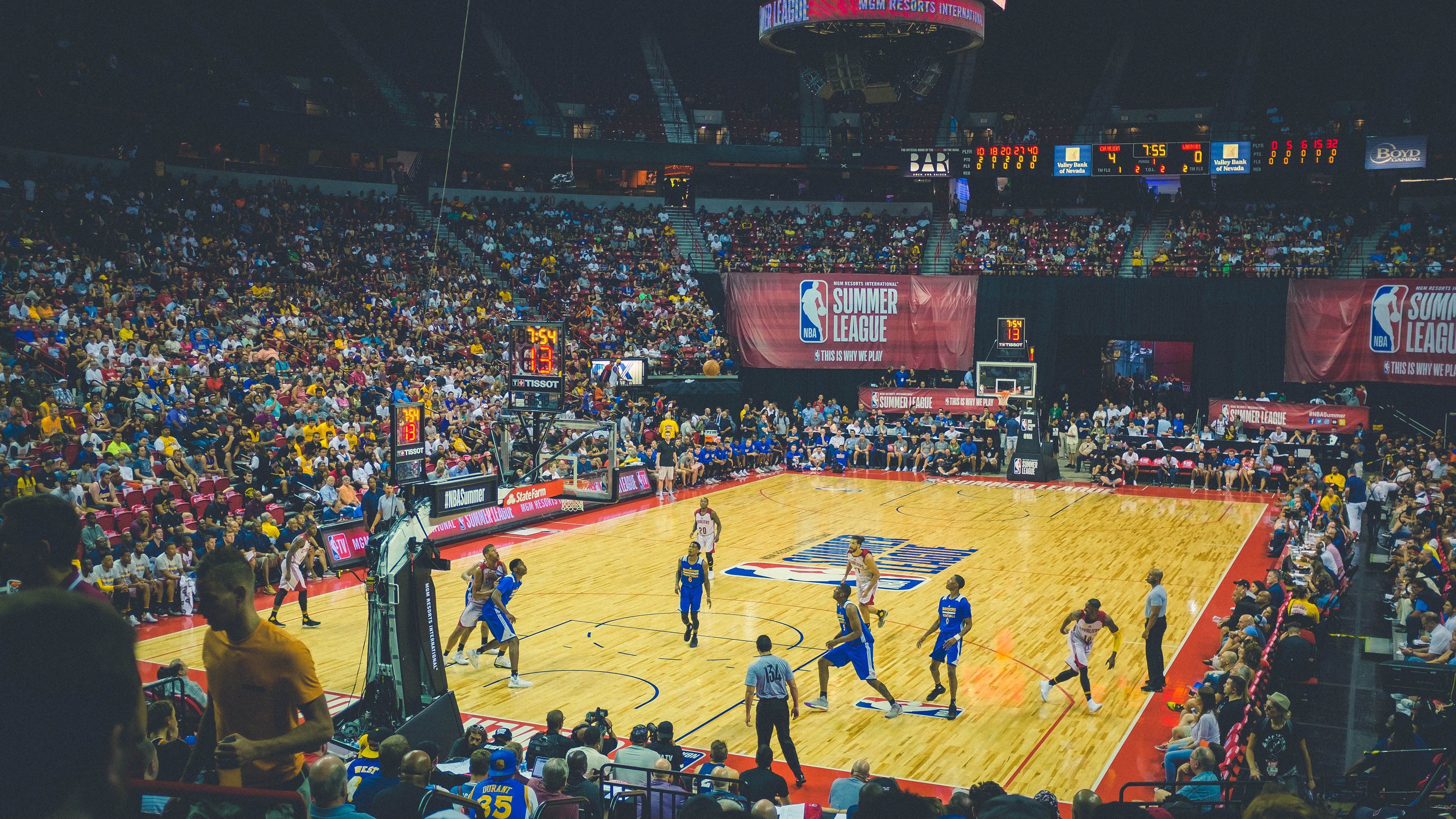 字母哥进攻端无人可挡，勇士队国际友谊赛力克广东队